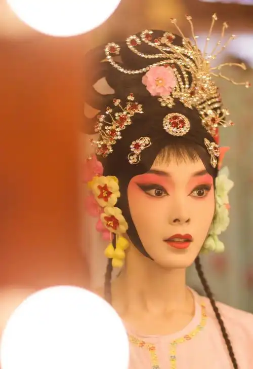 三女星最美旦角妆,宋轶娇俏可人,张馨予英姿飒爽,曾黎