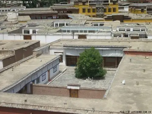 猜测这类普通建筑是僧侣住宿舍,藏族民居是平顶合院,周都有排水孔