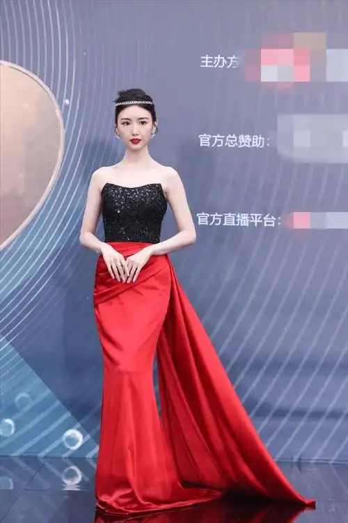 红毯众星大pk:刘亦菲靠脸撑,王一博帅回来,姚晨:我土但我自信_毛晓彤