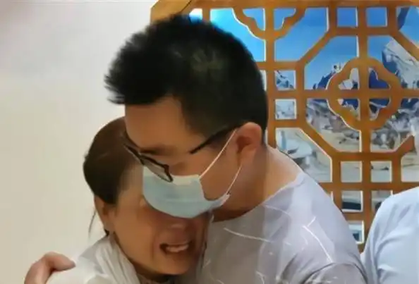 许妈到郭威新房不敢直播,消失了28年的亲情,没那么容易回归_许敏来