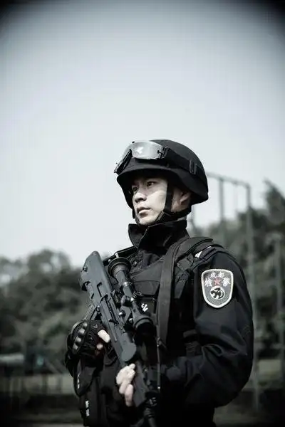 解救单身特警no.1 宜宾帅小伙郭庆酷似张国荣