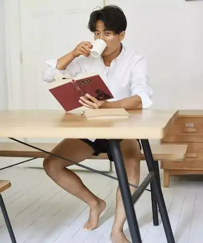 黄轩现在这么火真是的因为鼻子大么?