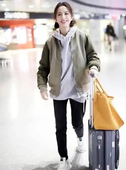 原创38岁佟丽娅低调走机场,素颜出镜也难掩天生丽质,陈思诚真没眼光
