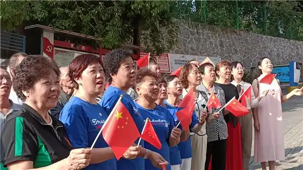 上午8点,升国旗,奏国歌仪式正式开始,当鲜艳的五星红旗冉冉升起,参加