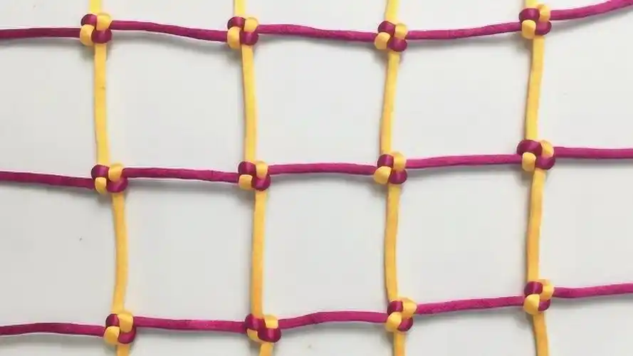 此绳结被誉为"鱼网结",可用于捕鱼装物,还可以编成一个吊睡床