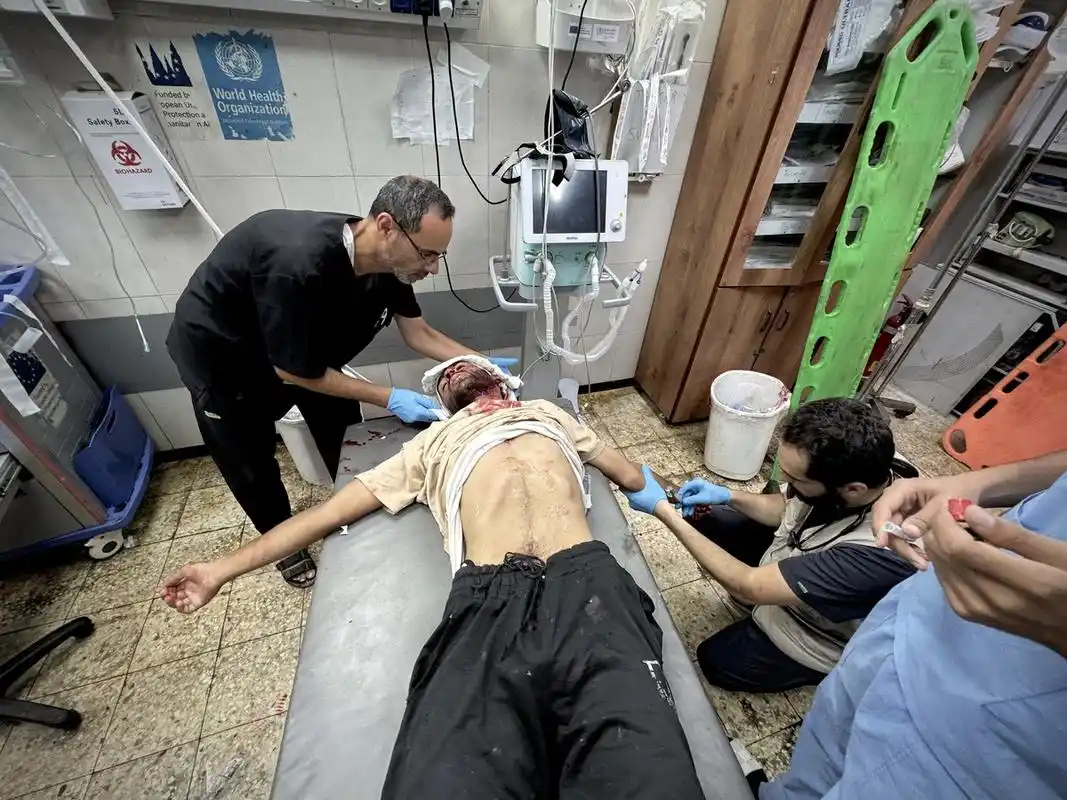 周口医患悲 美国医院事故一个人被绑在实验室上他身上插着管子2025年