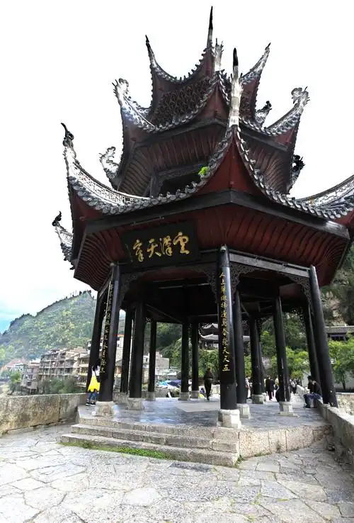 石拱桥上所建巍峨凉亭匾额书写四个大字:"云汉天章".