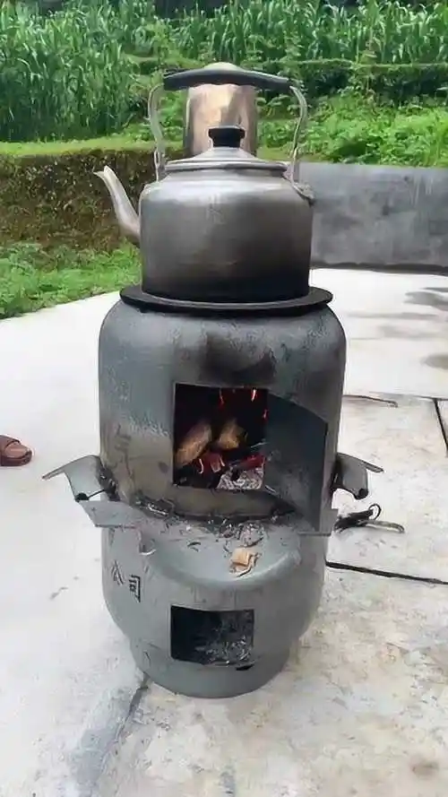 液化气罐过期后改装柴火炉老爸的杰作哈哈