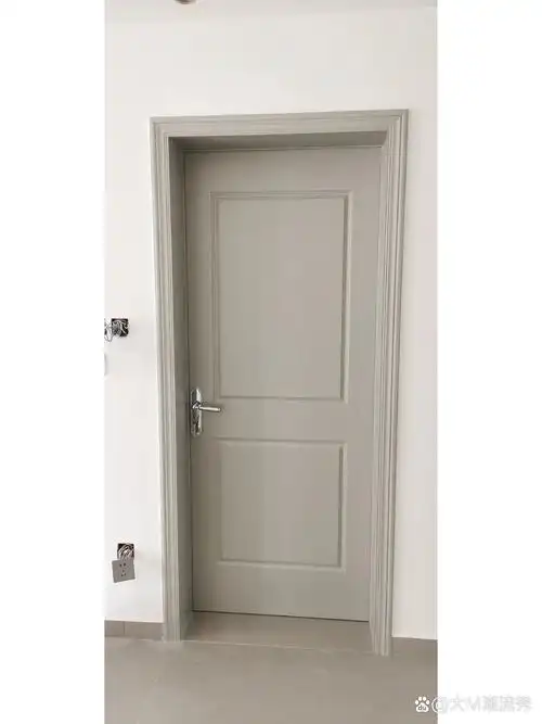 奶灰色门配银色锁