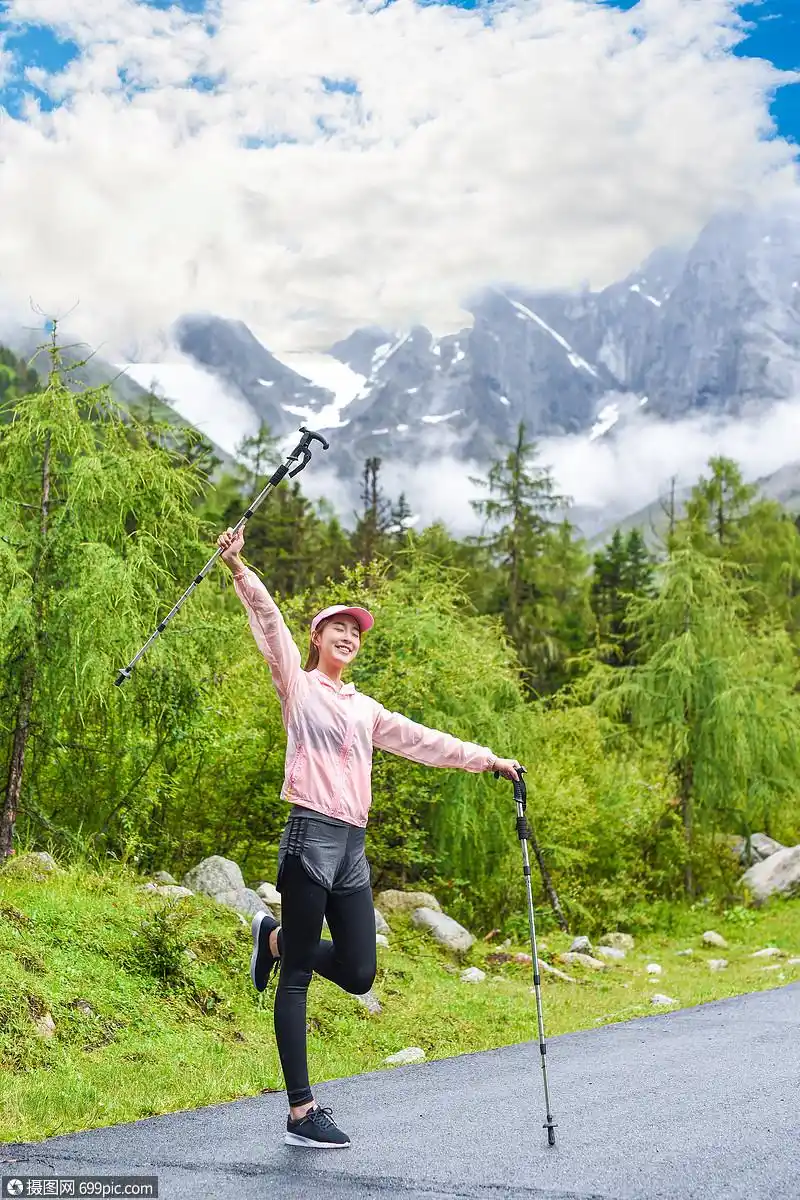 户外登山杖运动的女生