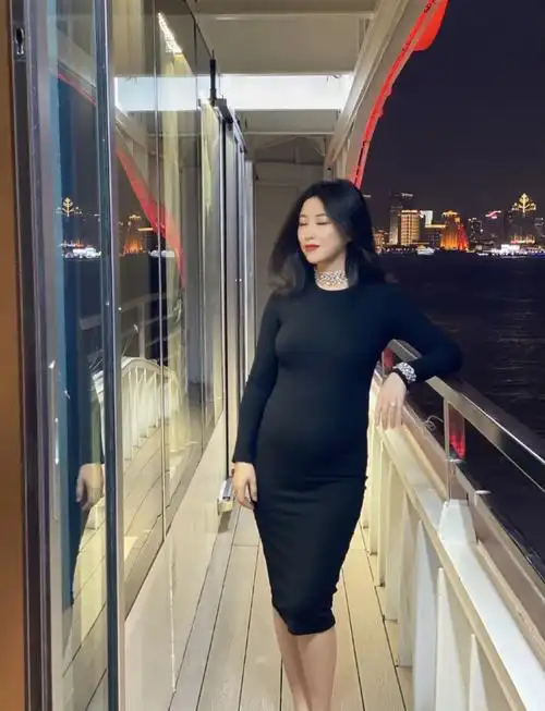 朱珠手抚孕肚面露微笑首晒与老公恩爱合影