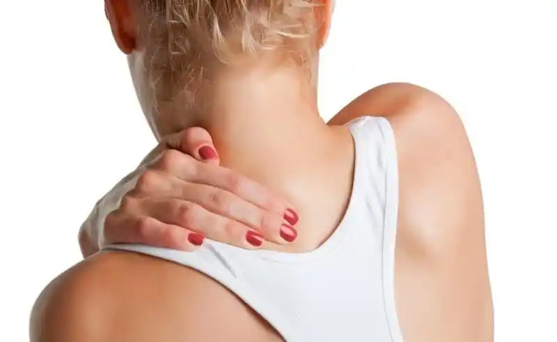 肩胛骨疼痛是什么原因(右肩胛骨疼痛是什么引起的)