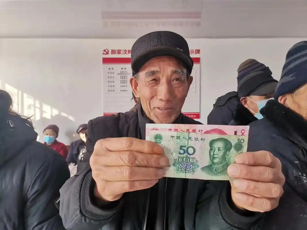 13年了,致富后的颜景雷每年拿出2万元为村里70岁以上老人发 - 抖音