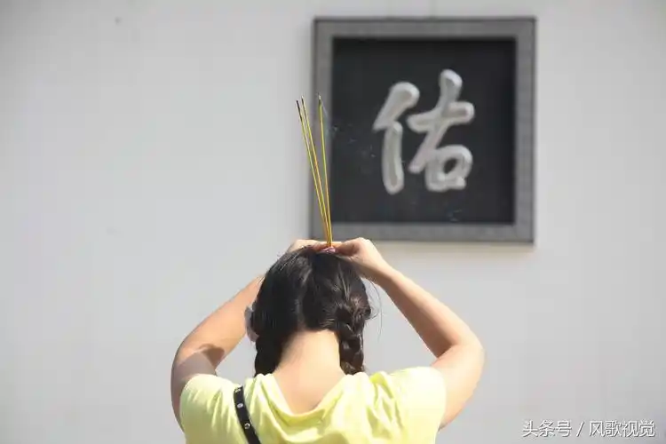 今天是腊月十五,瞻仰南海观音拜佛祈福,祈愿吉祥安康