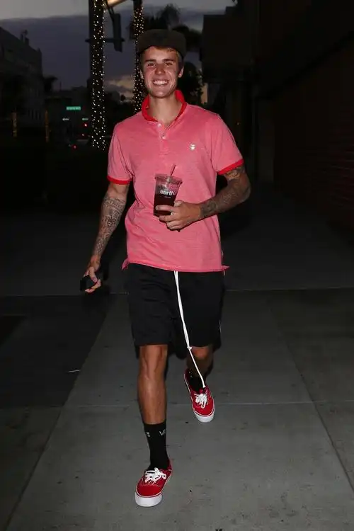 justinbieber在加利福尼亚州比佛利山的最新街拍