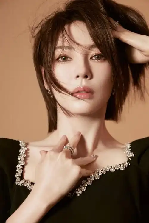 张雨绮写真一身黑色短裙大秀自己的白皙大美腿绝对性感火辣