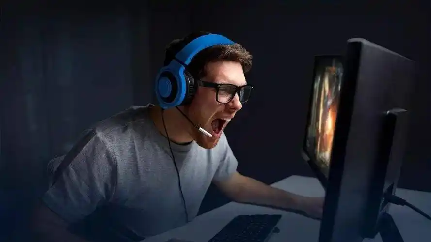 沉迷打游戏的人会变得越来越丑科学家模拟了20年后他们的样貌