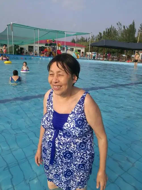 冲浪池妈妈从最开始紧握住我的手,一刻不放松,到后来慢慢单手拉着