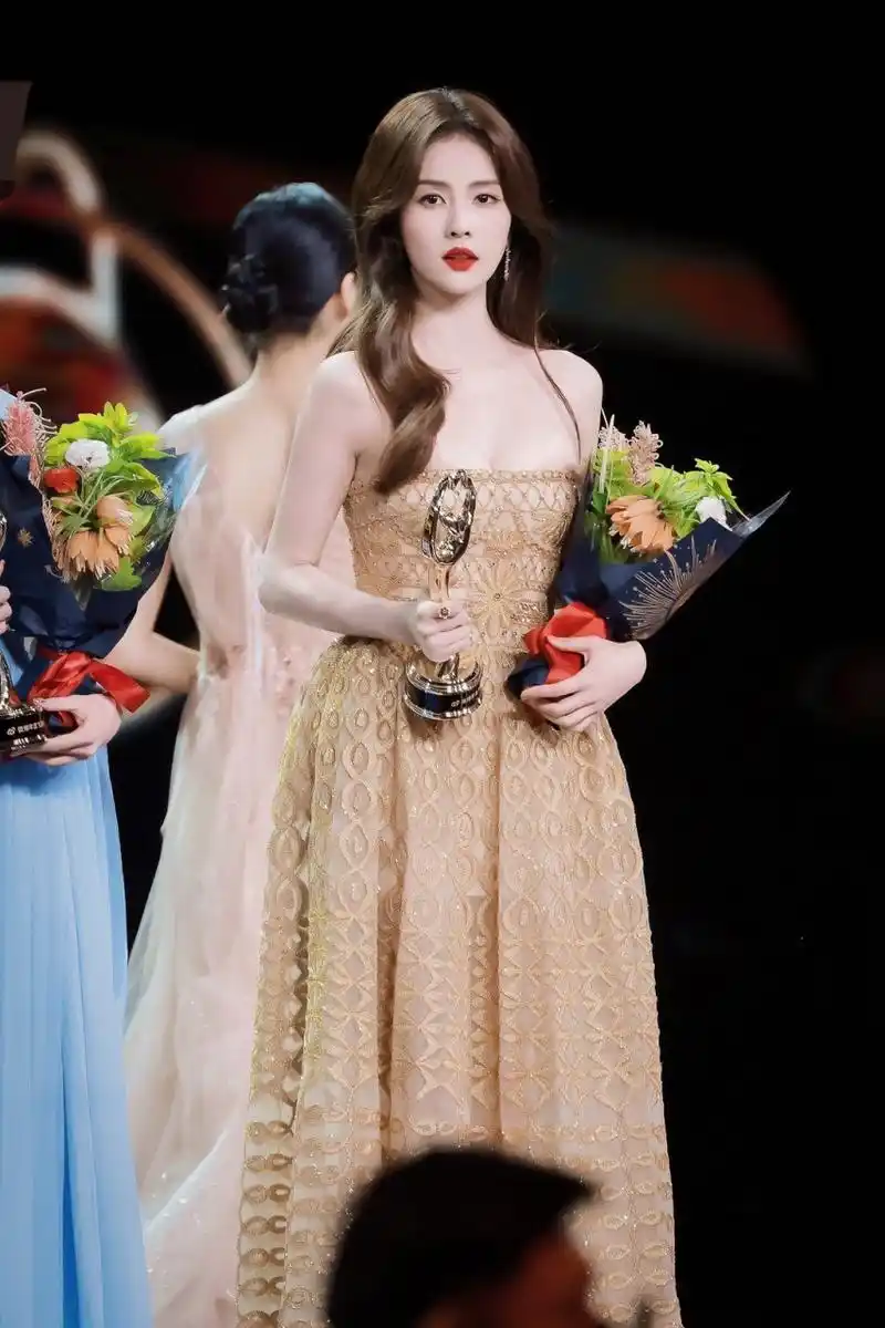 白鹿金色抹胸礼服出席微博之夜,美晕了#娱乐最前沿