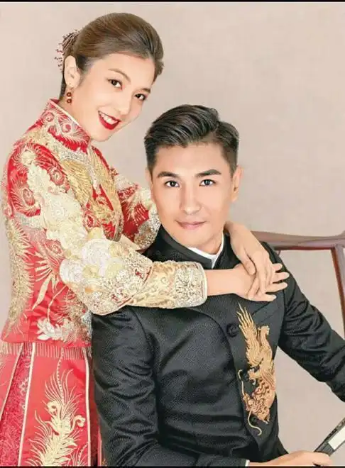 陈展鹏娶单文柔拍传统结婚照, 讨母亲开心