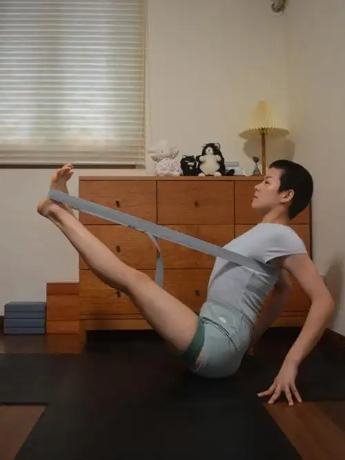 yoga  #瑜伽船式,手杖式,仰卧上升腿式,下犬式.