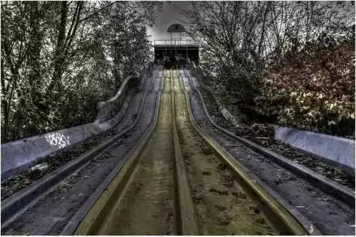 塑像已经够恐怖了,竟然还有骷髅……在英国这个被废弃的游乐园里,人物