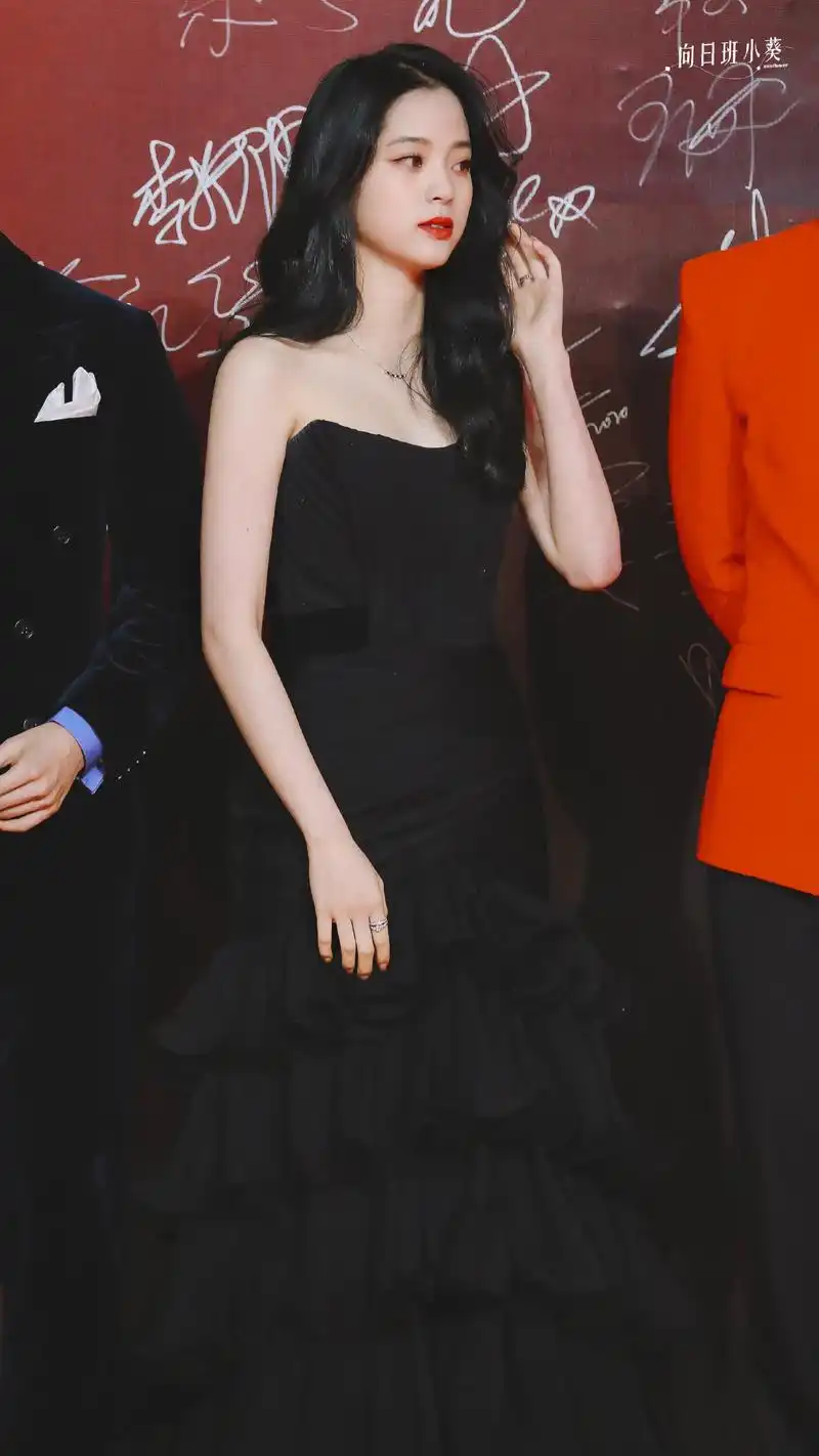 欧阳娜娜的冬天红毯造型