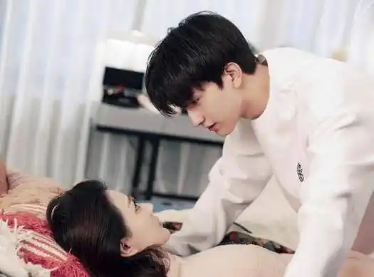 长腿校草林一爆红,与徐璐搭档浪漫甜剧,是个很奶很帅的年下弟弟_电竞