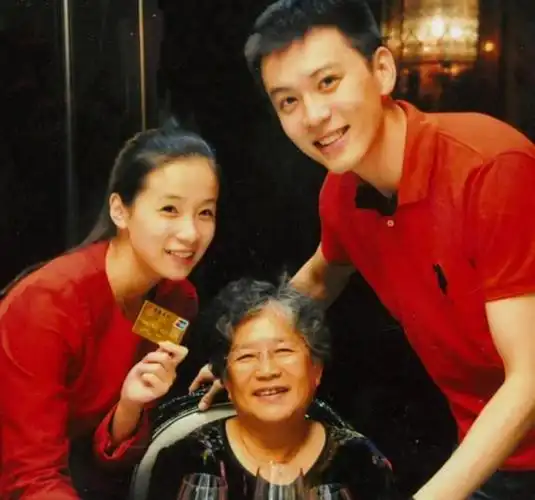 杨鸣妻子久违现身!罕见画浓妆,涂烈焰红唇,年近四十岁韵味十足