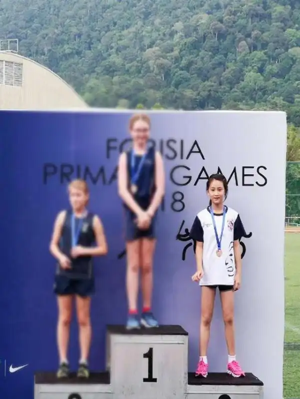 10岁森碟穿打底小背心,网友:腿比田亮还长,就是造型有点差!