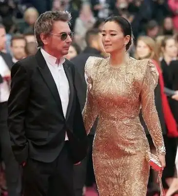 58岁巩俐和老公搂肩逛街,容颜变化大,法令纹深发际线显凸起