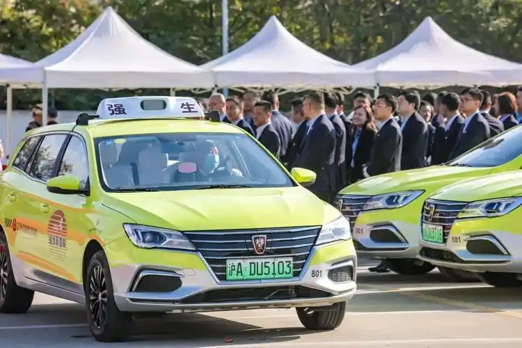 今天,上海强生出租车公司举行"示范引领 我们再出发——强生巡游示范