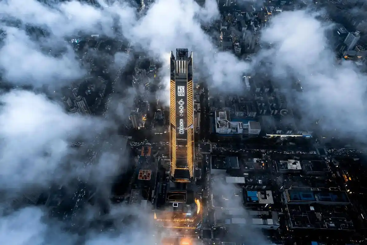雨后的城脉中心大厦破云而出!美轮美 - 抖音