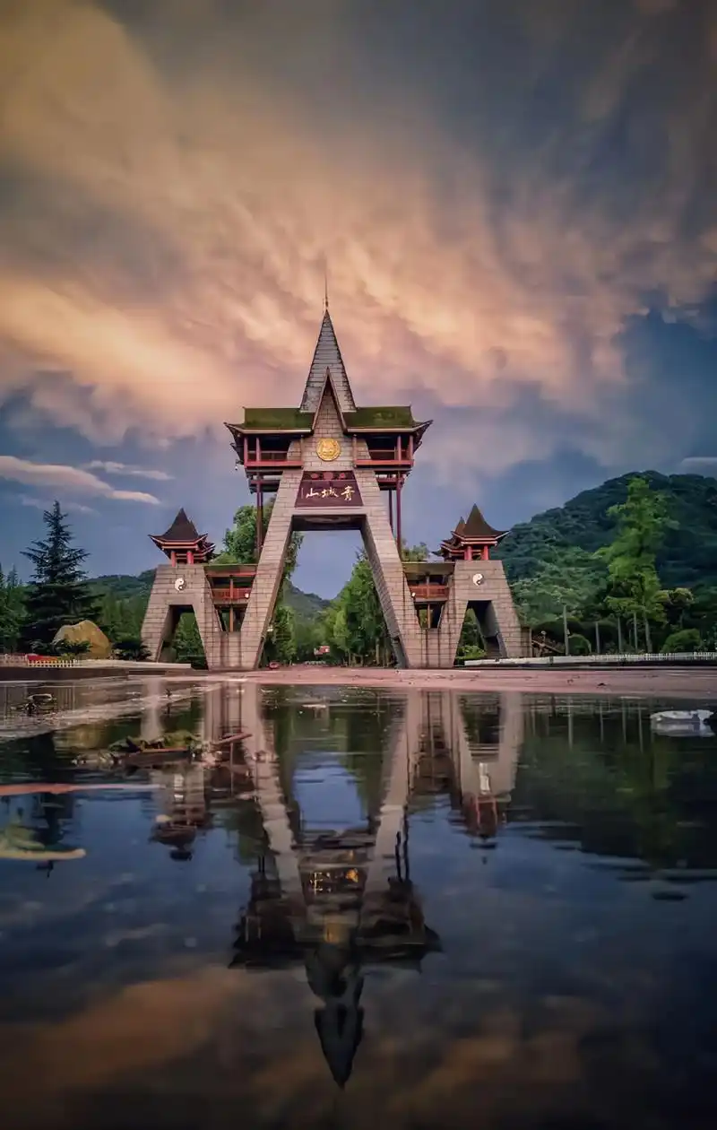 青城山位于四川省成都市都江堰市西南, - 抖音