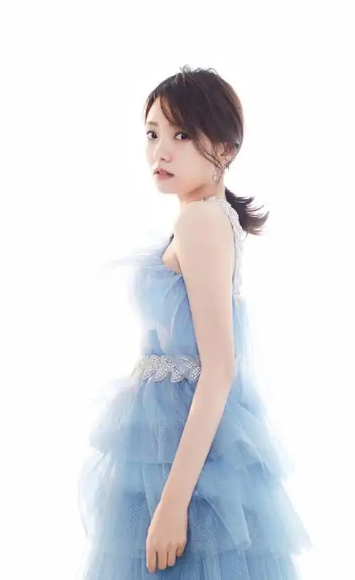 简介:林源蓝色纱裙优雅写真图片,分享一组林源图片给大家,图中的明星