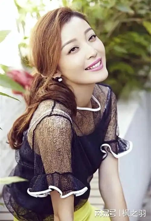 但是现实生活中,高晓菲可是非常时尚的女生,也拍摄过一些大尺度写真