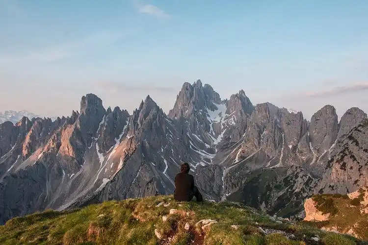 坐在悬崖峭壁上的人