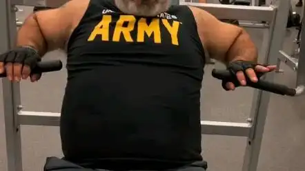 白胡子毛熊大叔日常健身