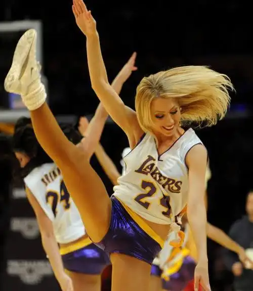 nba啦啦队表演不穿内裤?球队这样解释,球迷:大开眼界!_网易订阅