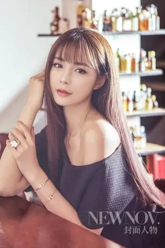 小露香肩慵懒显性感 沈梦辰夏日诱惑写真