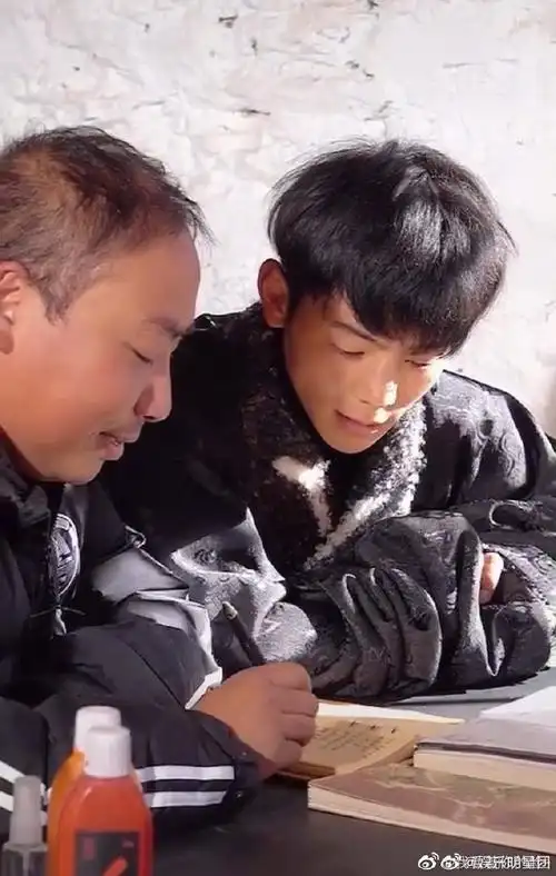 丁真和老板合照故事感