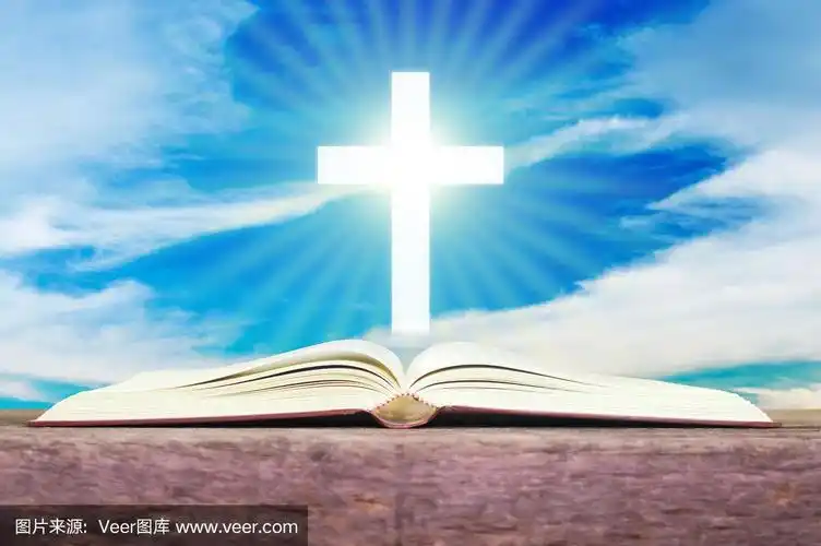 打开圣经与白色十字架在蓝色的天空背景.
