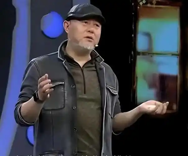 著名歌手火风近照,曾因《大花轿》红遍全国,如今56岁精神健硕