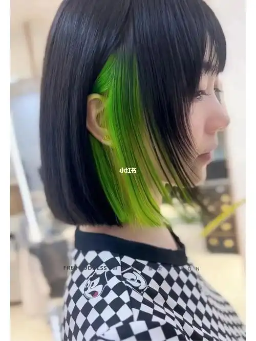 一刀切发型挂耳染酷感短发