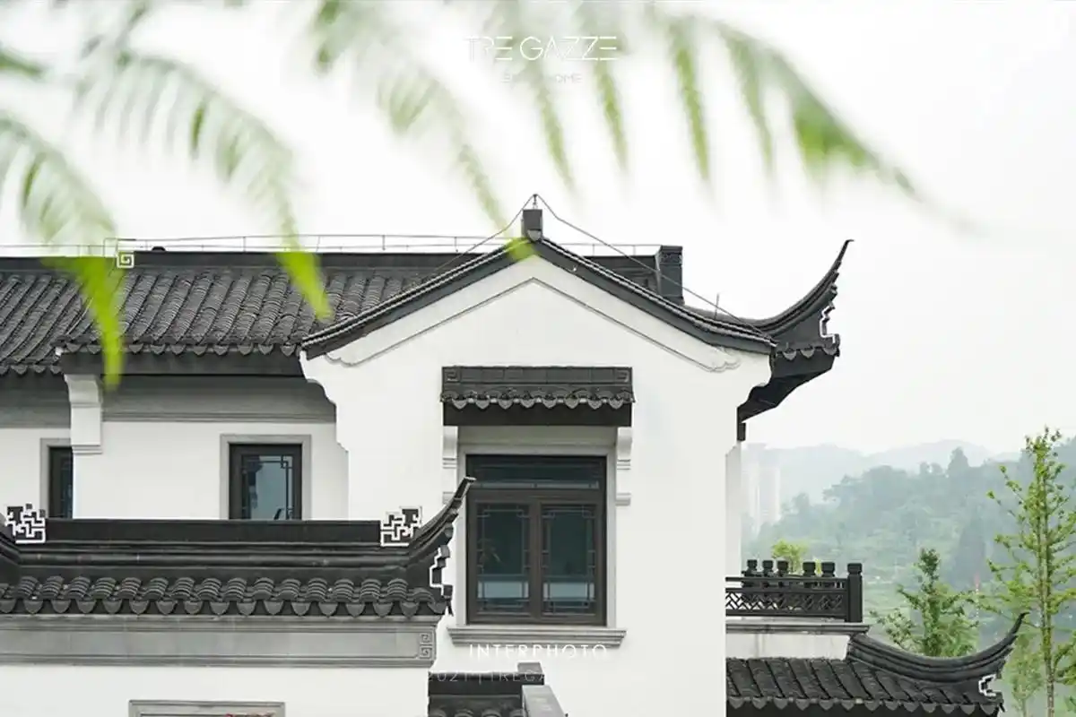 徽派别墅里的现代高定.房子坐落于依山傍水的新安江畔,以"奇山 - 抖音