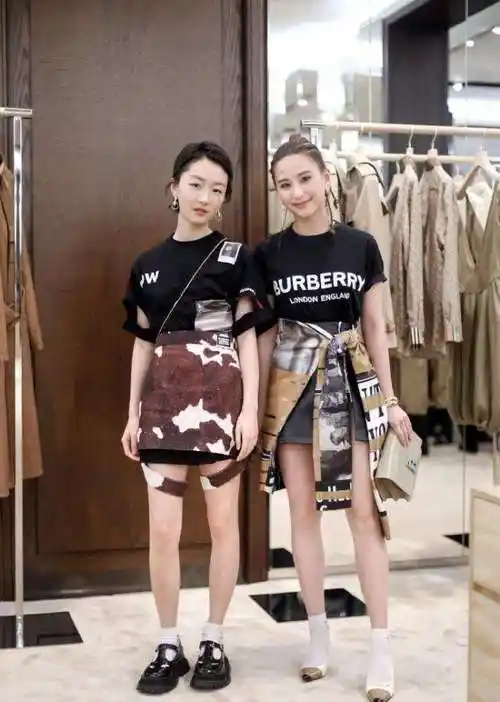 色彩 何超莲穿牛仔裤,卷几层还长?看她合影就知道真实身高了!