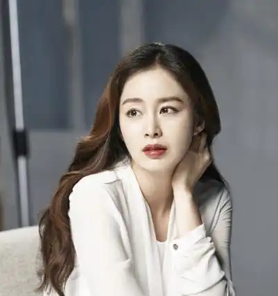 金泰希怀孕变得更美波浪长发好似洋娃娃