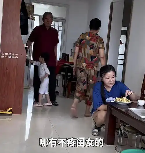 天赐姐姐首出镜?一家4口团聚太温馨,黄老8字证明与女儿关系