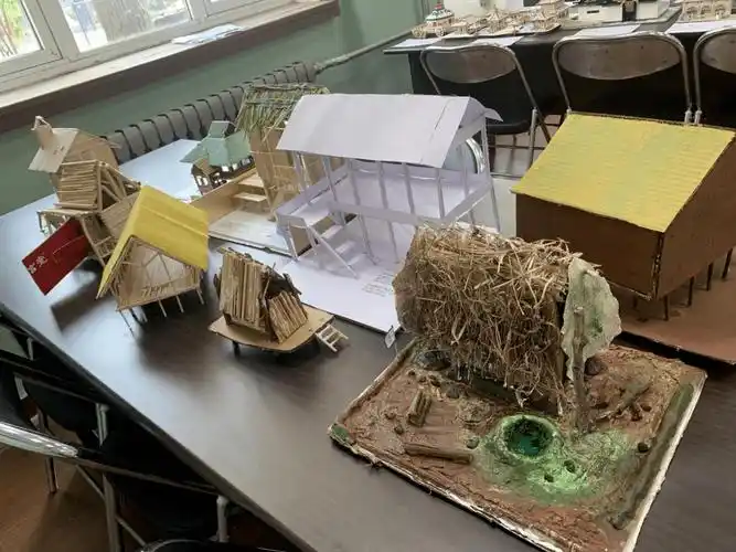 二十中学七年级地理特色作业之民居制作_进行了_自然环境_作品