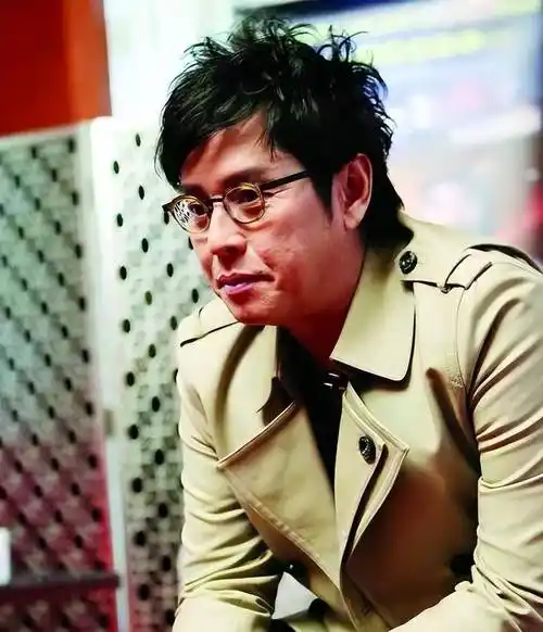 把朱咏婷扶正后,谭咏麟和原配杨洁薇,人生差距一个天一个地_香港_父亲